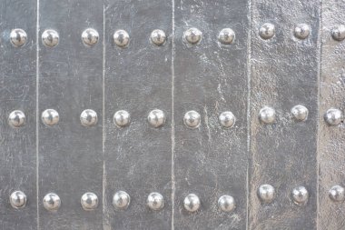Osaka Kalesi parkında metal kapı dokusu