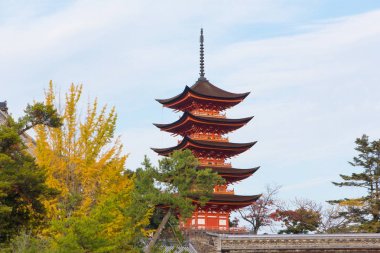 Itsukushima Shinto Tapınağı kompleksinde kırmızı pagoda