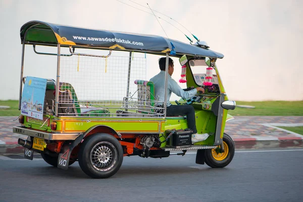 Taxi tailandés o Tuk-Tuk en carretera — Foto de Stock