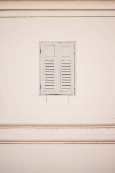 Деревянное окно традиционного стиля — стоковое фото