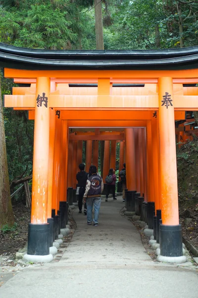 Passeio turístico e ver torii vermelho em Fushimi Inari-taisha santuário — Fotografia de Stock