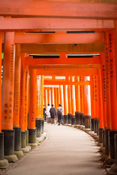 Turist promenad och se röda Torii på Fushimi Inari-Taisha Shrine — Stockfoto