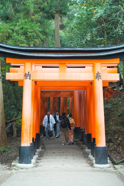 Paseo turístico y ver Torii rojo en el santuario de Fushimi Inari-taisha —  Fotos de Stock