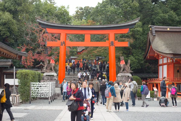 Paseo turístico por el santuario de Fushimi Inari-taisha —  Fotos de Stock