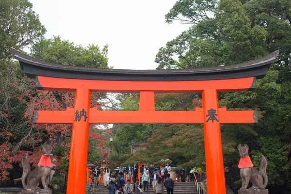 Torii vermelho no santuário de Fushimi Inari-taisha — Fotografia de Stock