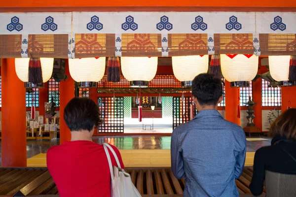 Toerist te zien drijvende Torii Gate en bid privilege in Itsukushima Shrine — Stockfoto