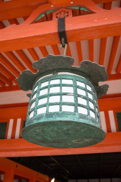 Vieille lanterne au Sanctuaire Itsukushima sur l'île de Miyajima — Photo