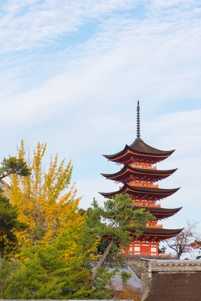 Pagode vermelho em Itsukushima Xintoísmo Santuário complexo — Fotografia de Stock