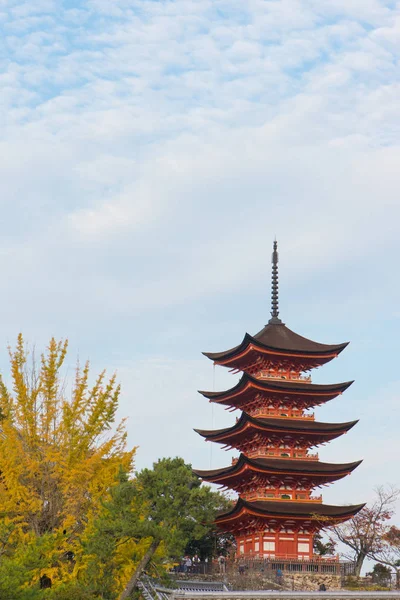 Rudá Pagoda v komplexu svatyně Itsukushima Šinto — Stock fotografie