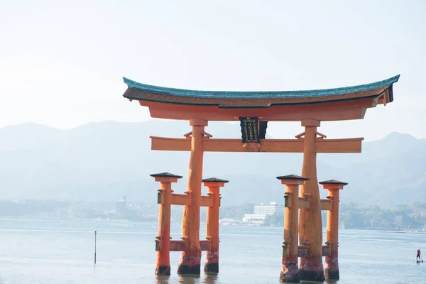 Porta torii flutuante do Santuário de Itsukushima na ilha de Miyajima — Fotografia de Stock