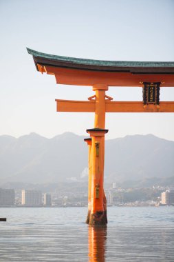 Miyajima adasında Itsukushima Tapınağı Yüzen torii kapısı 