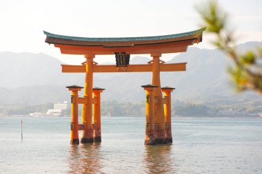 Miyajima adasında Itsukushima Tapınağı Yüzen torii kapısı