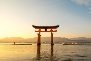 Miyajima adasında Itsukushima Tapınağı Yüzen torii kapısı