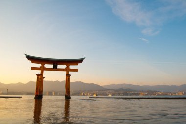 Miyajima adasında Itsukushima Tapınağı Yüzen torii kapısı