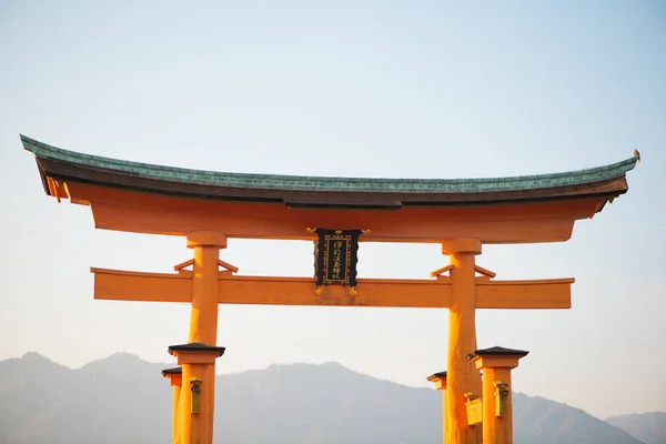 Puerta torii flotante del santuario de Itsukushima en la isla de Miyajima — Foto de Stock