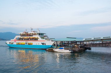 Miyajimaguchi ve Miyajima arasında iç deniz geçiş Feribot tekne
