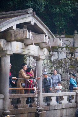 Kiyomizu-dera Tapınağı'nda Otawa düşmek Turist içecek su
