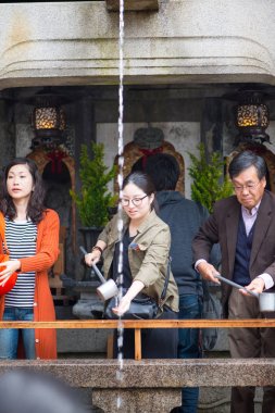 Kiyomizu-dera Tapınağı'nda Otawa düşmek Turist içecek su