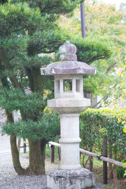 Japonya, Kyoto 'daki Kiyomizu-dera Tapınağı' nda taş fener.