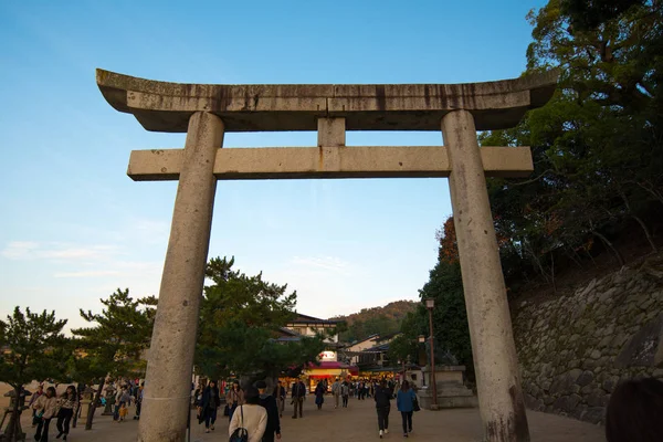 Turista para ver Flotante torii puerta y rezar de Itsukushima Santuario — Foto de Stock