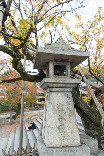 Lanterne en pierre au temple Kiyomizu-dera — Photo