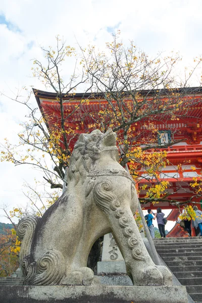 Stenlejon vid Kiyomizu-dera-templet — Stockfoto