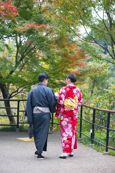 清水寺で着物姿の日本の少女と少年 — ストック写真
