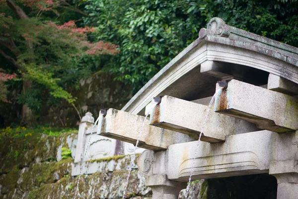 Водоспад Отова в храмі Кійомідзу-дера в Кіото. — стокове фото