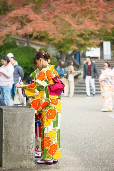 Japonesa chica en kimono vestido en kiyomizu templo —  Fotos de Stock