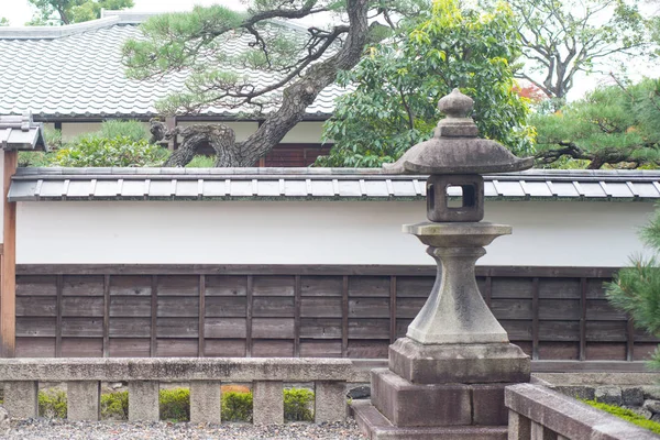 Stenen lantaarn in Fushimi Inari-taisha Shrine — Stockfoto