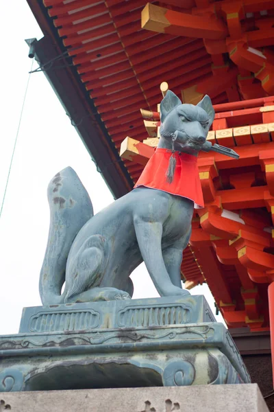 Fushimi Inari-taisha tapınağında tilki heykeli — Stok fotoğraf