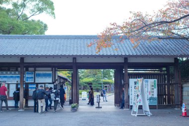 Nagoya'daki Nagoya kalesinin etrafında yürüyen insanlar