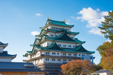 Nagoya Şatosu sonbahar mevsiminde Japonya 'nın Nagoya şehrinde mavi gökyüzünde