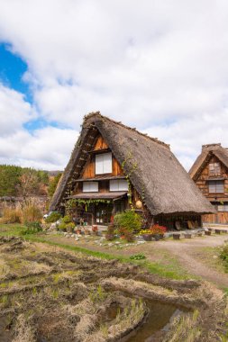 Shirakawa-go, Japonya 'daki geleneksel gthe-zukuri evi.