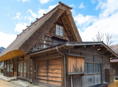 Shirakawa-go, Japonya 'daki geleneksel gthe-zukuri evi.