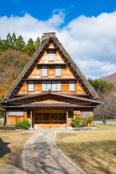 Traditional gassho-Zukuri House in het herfst seizoen in Shirakawa-go — Stockfoto