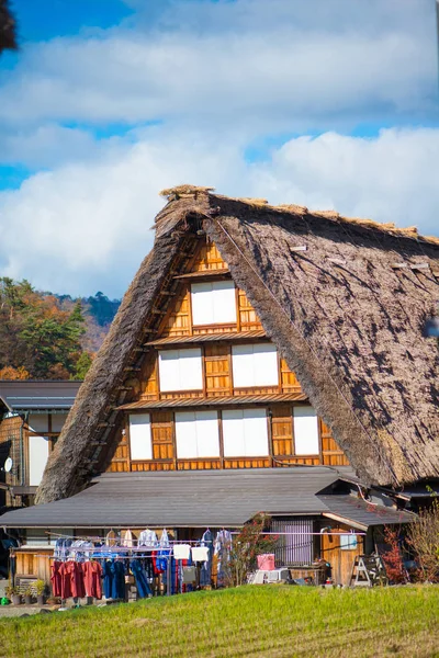 Traditional gassho-Zukuri House in het herfst seizoen in Shirakawa-go — Stockfoto