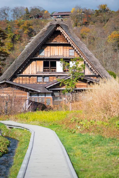 Traditional gassho-zukuri house in autumn season at Shirakawa-go — Stock Photo, Image