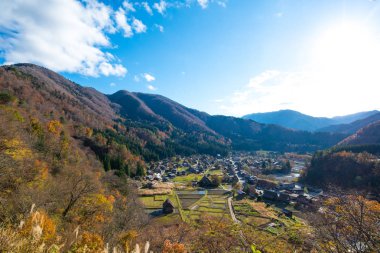Shirakawa-go sonbahar sezonunda Geleneksel gassho-zukuri ev Görünümü