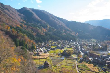 Shirakawa-go sonbahar sezonunda Geleneksel gassho-zukuri ev Görünümü
