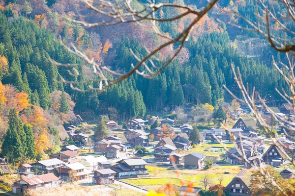 Tradiční Gassho-Zukuri House v podzimní sezóně v Širakawě-go — Stock fotografie