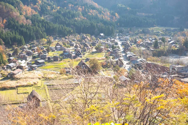 Vista da casa tradicional gassho-zukuri na temporada de outono em Shirakawa-go — Fotografia de Stock