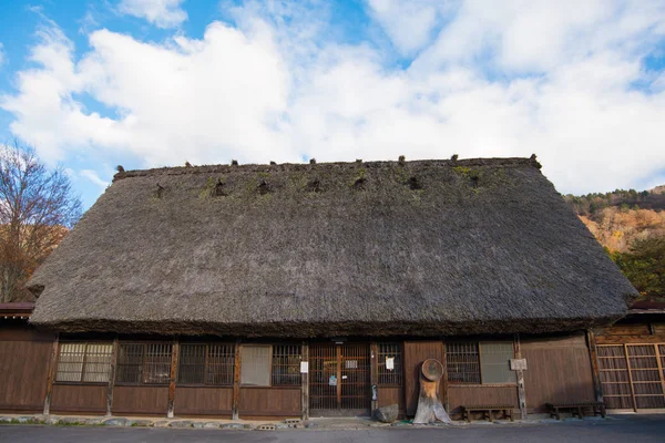 Traditional gassho-Zukuri House in het herfst seizoen in Shirakawa-go — Stockfoto