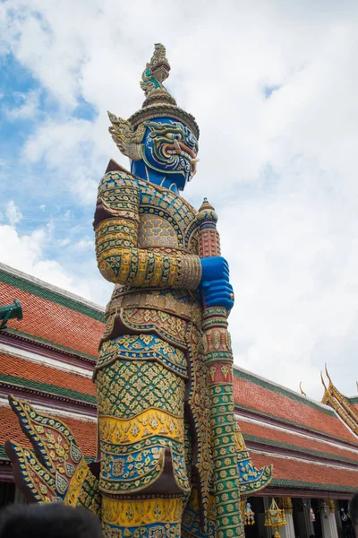 Gigantyczna statua strażnika w świątyni Wat Phra Kaew w wielkim pałacu w Bangk — Zdjęcie stockowe