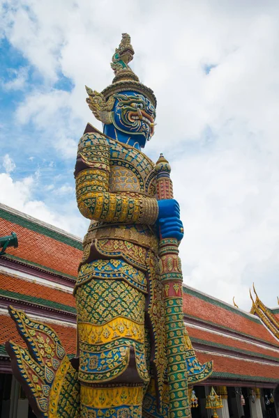 Gigantyczna statua strażnika w świątyni Wat Phra Kaew w wielkim pałacu w Bangk — Zdjęcie stockowe