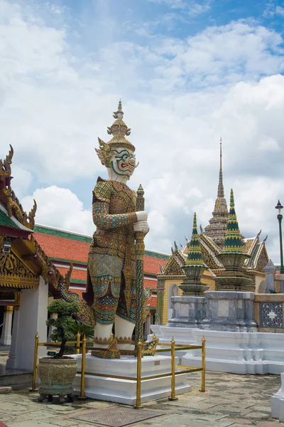 Estatua de guardián gigante en Wat Phra Kaew el Gran Palacio en Bangk —  Fotos de Stock
