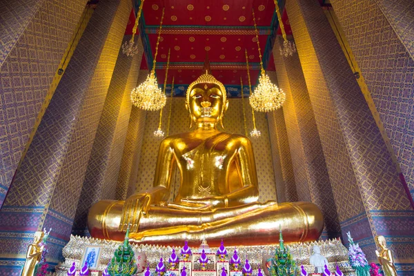 Bangkok, Thailand-29 mei 2018: gouden grote Boeddha standbeeld in wat Kal — Stockfoto