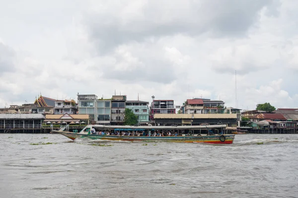 BANGKOK, THAILAND-MAGGIO 29,2018: Barca nel fiume Chao Phraya a Bangk — Foto Stock