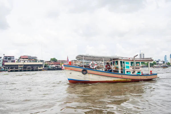 BANGKOK, TAILANDIA-MAYO 29,2018: Barco en el río Chao phraya en Bangk —  Fotos de Stock