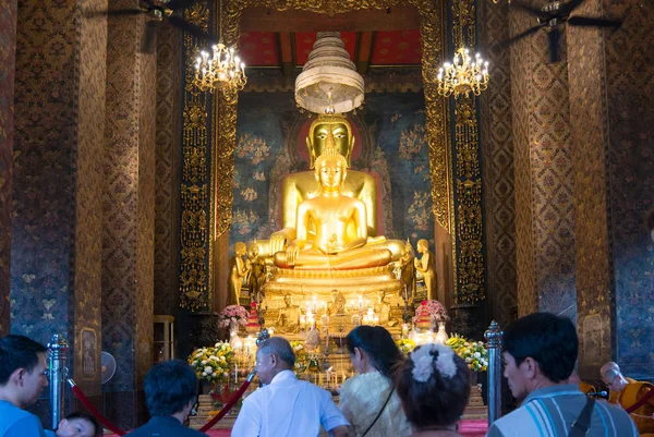 BANGKOK, TAILANDIA-MAYO 29,2018: Pueblo budista y monje moral pr — Foto de Stock